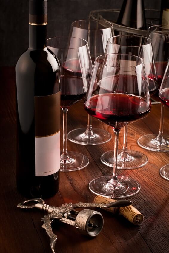 Weinflasche und Gläser
