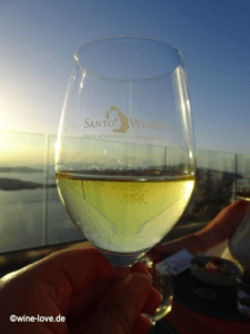 Griechischer Wein auf Santorini mit einem Blick über die Inseln und das Meer