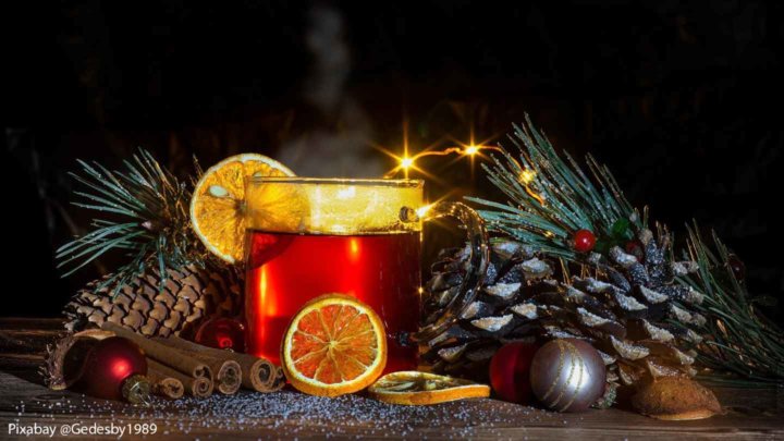 Glühwein mit Gewürzen und Weihnachtsdekoration